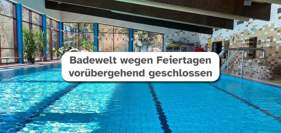Bild des Badebeckens der Badewelt Neukirchen im Hintergrund mit weißem Feld mittig in dem der Text "Badewelt wegen Feiertagen vorübergehend geschlossen" zu lesen ist.
